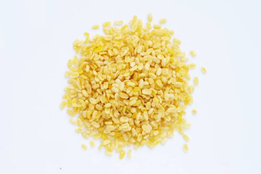 Beyazın üstünde kızarmış fasulye.