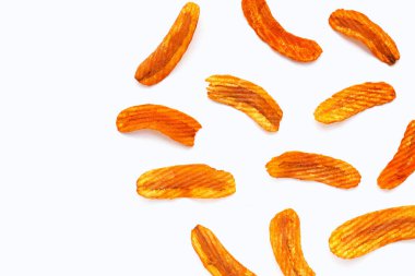 Baharatlı atıştırmalık, muz dilimli kırmızı biber aromalı beyaz arka planda..