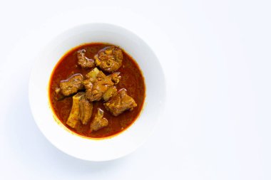 Baharatlı kızarmış domuz pirzolası ve beyaz arka planda Tayland güneyin acı biber ezmesi..