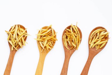 Beyaz arkaplanda dilimlenmiş parmak kökü.