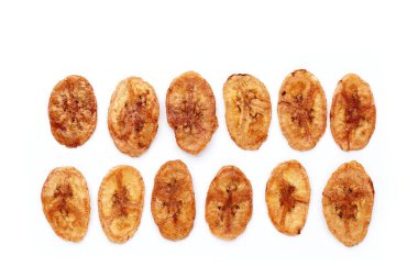 Beyaz arkaplanda muz cipsi