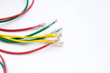Beyaz arkaplanda LAN ağ bağlantısı ethernet kabloları.