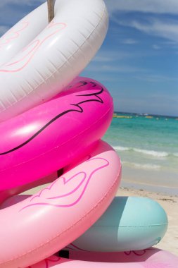 Plajda şişme halkalar. Yaz konsepti