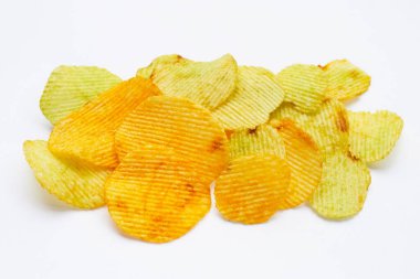 Beyaz arkaplanda patates cipsi.