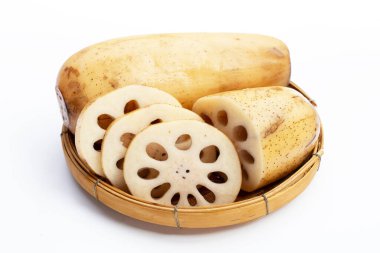 Beyaz arkaplanda nilüfer kökü