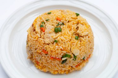 Beyaz tabak kızarmış pilav 