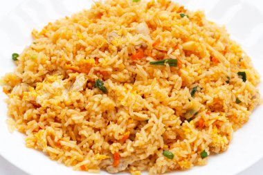 Beyaz arka planda kızarmış pirinç..