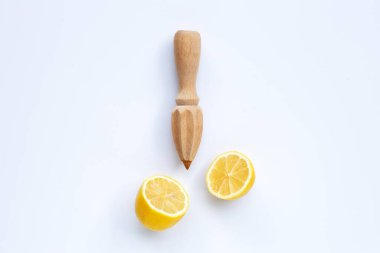 Beyaz arka planda ahşap sıkacağı olan taze limon. Boşluğu kopyala