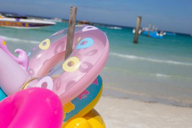 Plajda şişme halkalar. Yaz konsepti