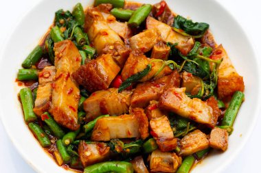 Baharatlı kızarmış domuz eti ve kutsal fesleğen.