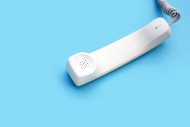 Mavi arkaplanda sabit telefon ahizesi.