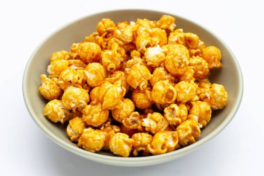 Beyaz arkaplanda bal karameli patlamış mısır.