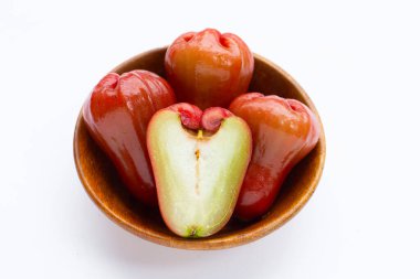 Beyaz arkaplanda gül elması izole