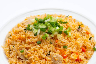 Beyaz arka planda kızarmış pirinç..