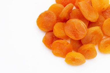 Beyaz arkaplanda kurumuş kayısılar.