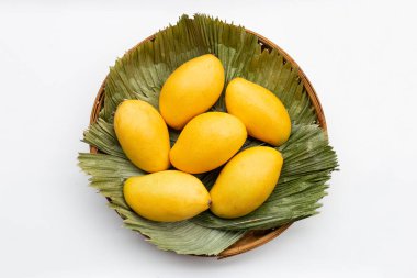 Tropik meyve, beyaz arka planda mango..