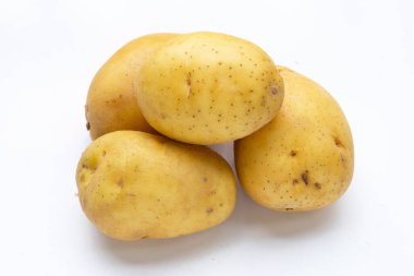 Beyaz arka planda soyutlanmış çiğ patates
