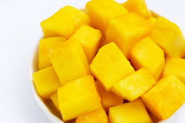 Tropik meyve, mango küpü kasede dilimler.