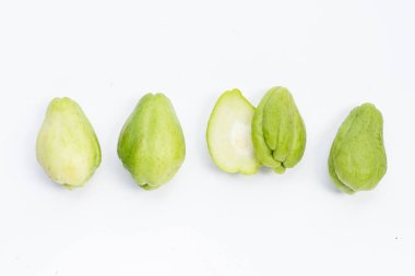Beyaz arka plan üzerinde taze Chayote meyve.