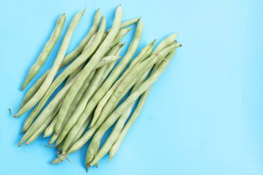 Mavi arkaplanda yeşil fasulye.