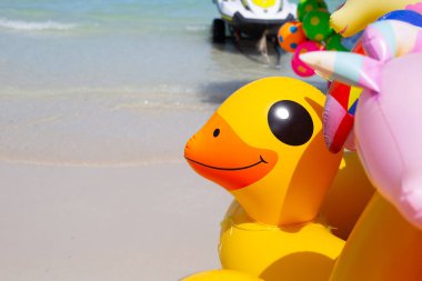 Plajda şişme halkalar. Yaz konsepti