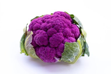 Beyaz arkaplanda mor karnabahar.