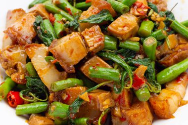 Baharatlı kızarmış domuz eti ve kutsal fesleğen.