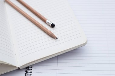 Kağıt üzerinde kalemler. Boşluğu kopyala