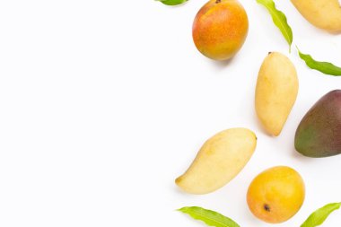 Tropik meyve, beyaz arka planda mango. Üst görünüm