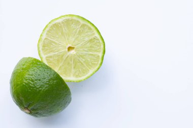 Beyaz arka planda taze limon. Boşluğu kopyala