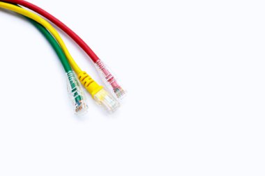 Beyaz arkaplanda LAN ağ bağlantısı ethernet kabloları.