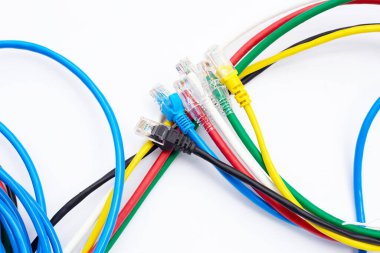 Beyaz üzerinde LAN ağ bağlantısı ethernet kabloları