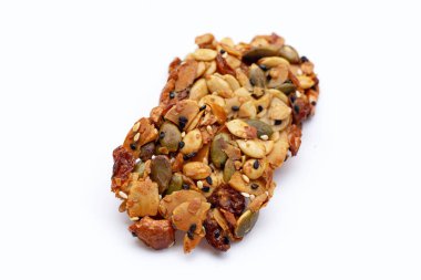 Beyaz arkaplanda tam tahıllı kurabiye.