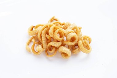 Beyaz arka planda kızarmış domuz derisi..