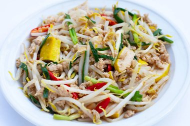 Kızarmış fasulye filizi, kıyma ve soya peyniri.