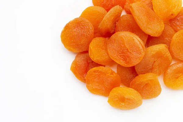 Beyaz arkaplanda kurumuş kayısılar.