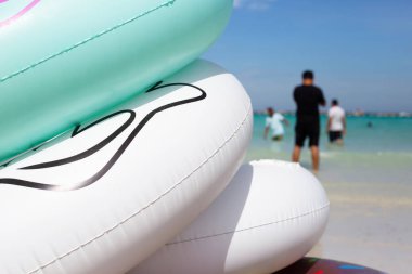 Plajda şişme halkalar. Yaz konsepti