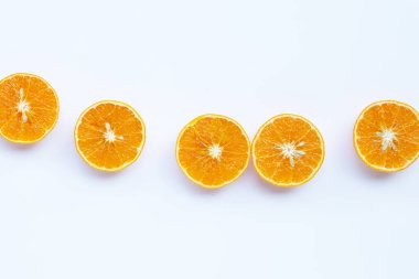 beyaz arkaplanda portakal meyvesi.