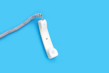 Mavi arkaplanda sabit telefon ahizesi.