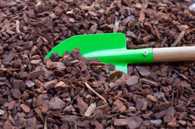 Pine bark is an ingredient for cultivation. Beneficial to the soil and plants.