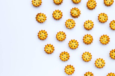 Beyaz arkaplanda izole edilmiş ananas bisküvileri.