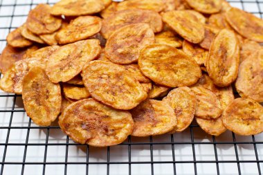 Beyaz arkaplanda muz cipsi