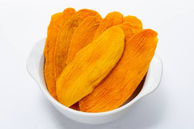 Beyaz arka planda kurutulmuş mango.