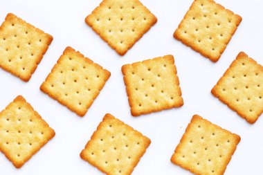 Beyaz arkaplanda kuru kraker kurabiyeleri.