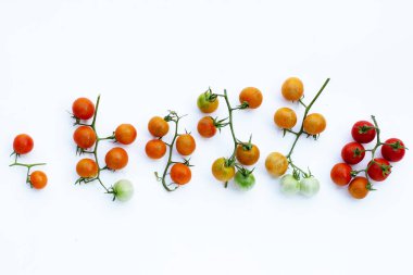 Beyaz arkaplanda taze domatesler.