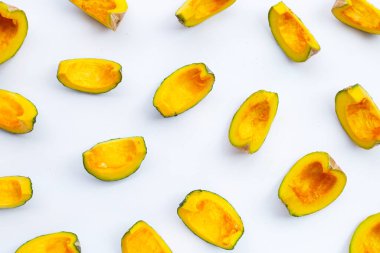 Beyaz arkaplanda yeşil balkabağı parçaları