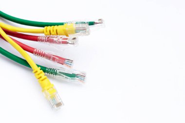 Beyaz arkaplanda LAN ağ bağlantısı ethernet kabloları.