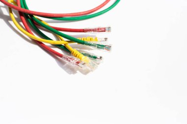 Beyaz arkaplanda LAN ağ bağlantısı ethernet kabloları.