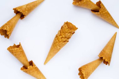 beyaz zemin üzerinde boş dondurma koni.