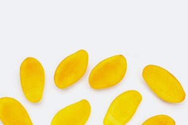 Tropik meyve, beyaz arka planda mango..